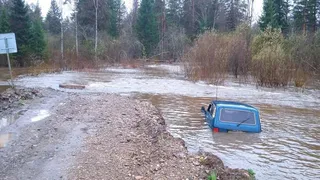 В Челябинской области вода смыла мост и утащила машину