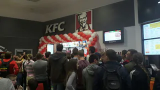 Трудно в это поверить... Но за курятиной KFC выстроилась огромная очередь из страждущих