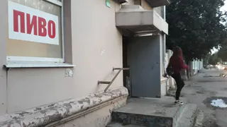 Ко дню трезвости. "Буфет" на Чкалова, где нелегально торгуют алкоголем, не закроют. Мы узнали почему