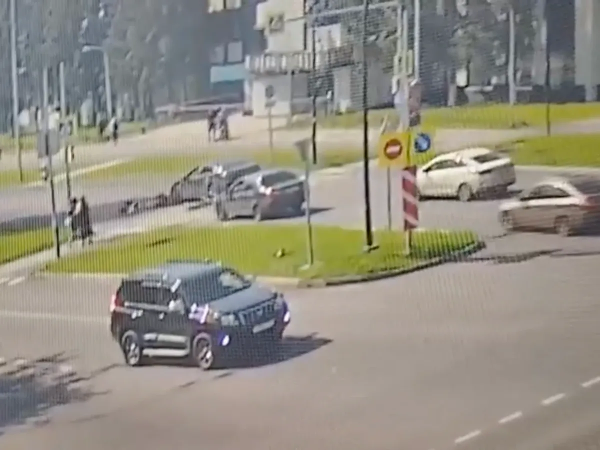 В Нижнекамске самокатчики попали под автомобиль