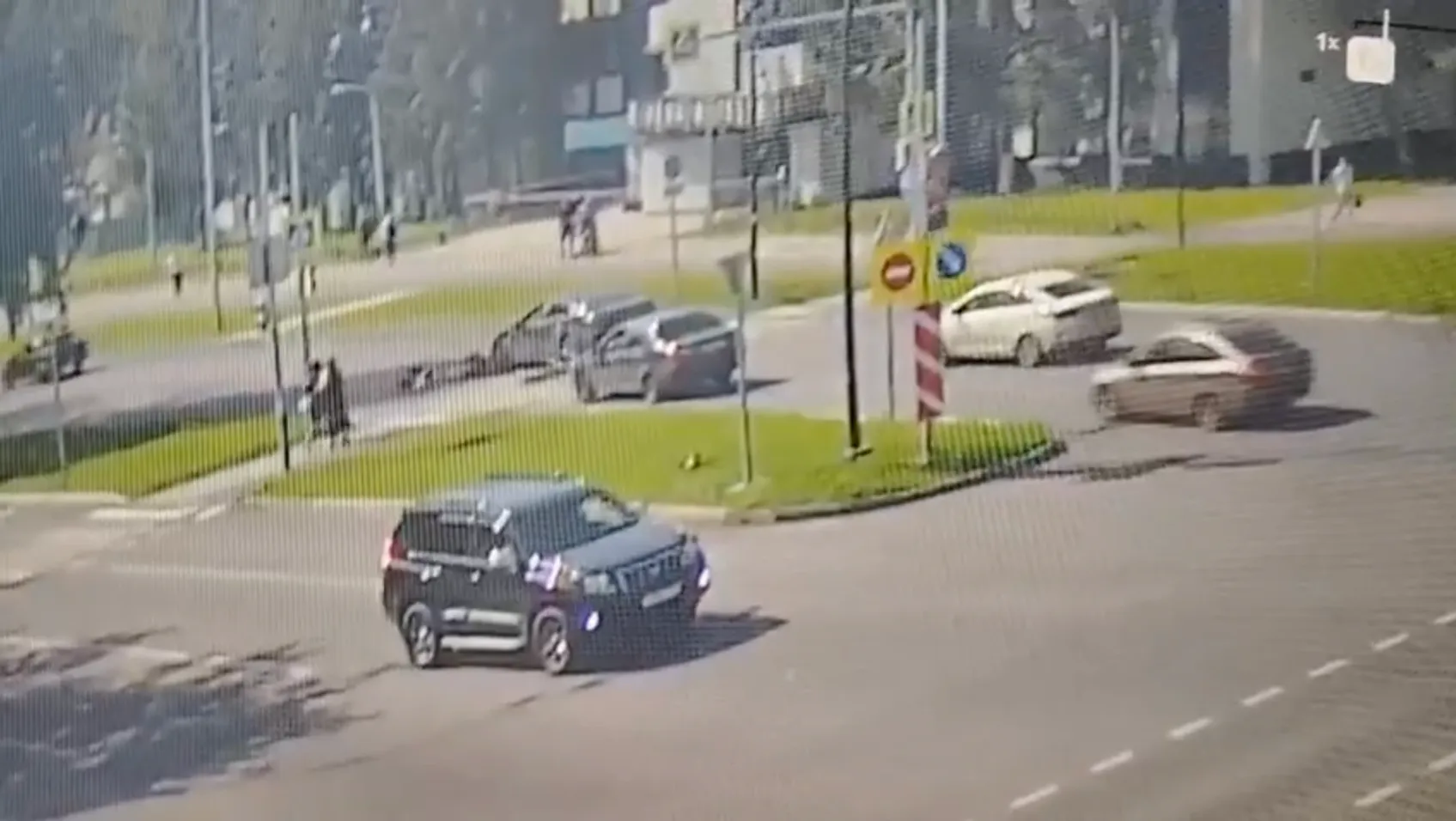 В Нижнекамске самокатчики попали под автомобиль