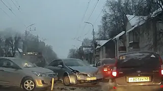 Из-за аварии с участием Хендай и Ниссан в Приокском образовалась пробка