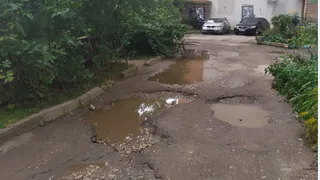 Ни подъехать, ни припарковаться: ямочный апокалипсис на улице Новаторов