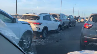 Встали паровозиком: на Солотчинском мосту столкнулись 11 машин