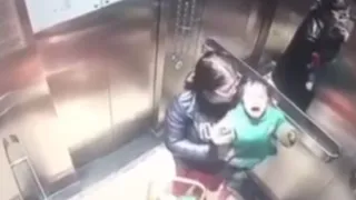 Няня, которая избивала маленького ребенка кулаками, попала на видео