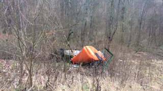 Под Брянском тягач пробил ограждение и упал с моста в кювет (видео)