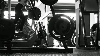 Спина гладкая, плечи на месте: каких-то 5 минут в день — и зимние свитера сидят потрясающе

