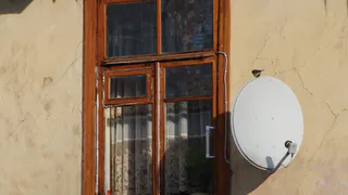 Из окон перестало дуть даже в ураган: простой предмет на подоконнике блокирует сквозняки и наполняет помещение ароматами леса