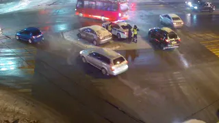 Протаранил ограждение: внедорожник вылетел на тротуар на Маяковского