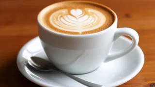 Обнулит все полезные свойства: с какими продуктами лучше не употреблять кофе