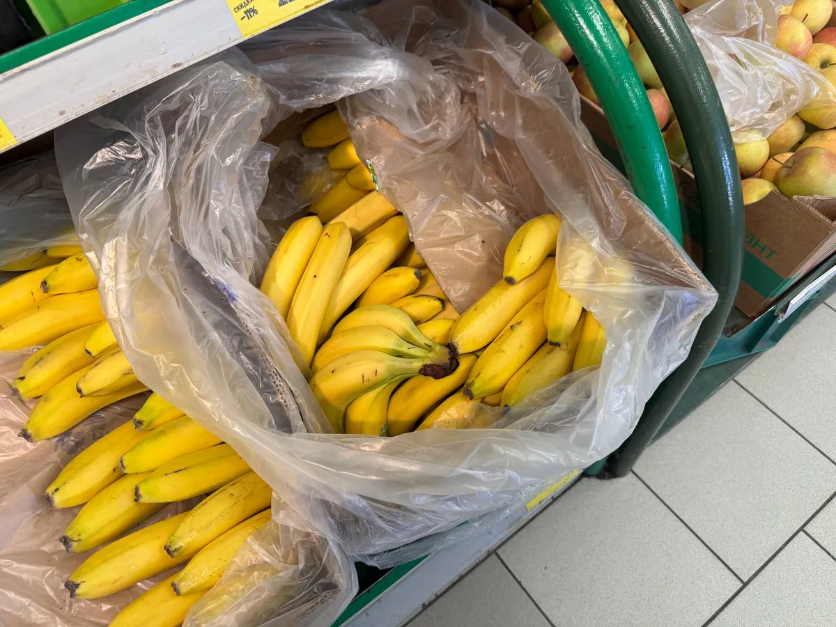 Секретные пакетики из банановых ящиков: зачем их забирают работники супермаркетов