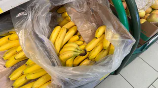 Секретные пакетики из банановых ящиков: зачем их забирают работники супермаркетов