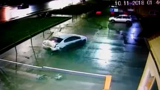 В Рязани автомобиль протаранил ограждение и влетел на парковку