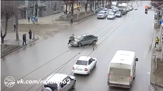 В Роще сбили пешехода, который пересекал дорогу на запрещающий сигнал светофора: видео