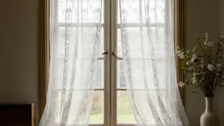 2 крышки в таз — и тюль белее первого снега: поразит чистотой, словно только из магазина