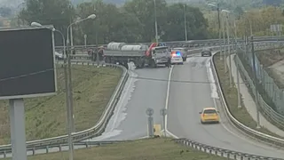 Возле рязанского ТЦ «Круиз» уронили цистерны с маслом