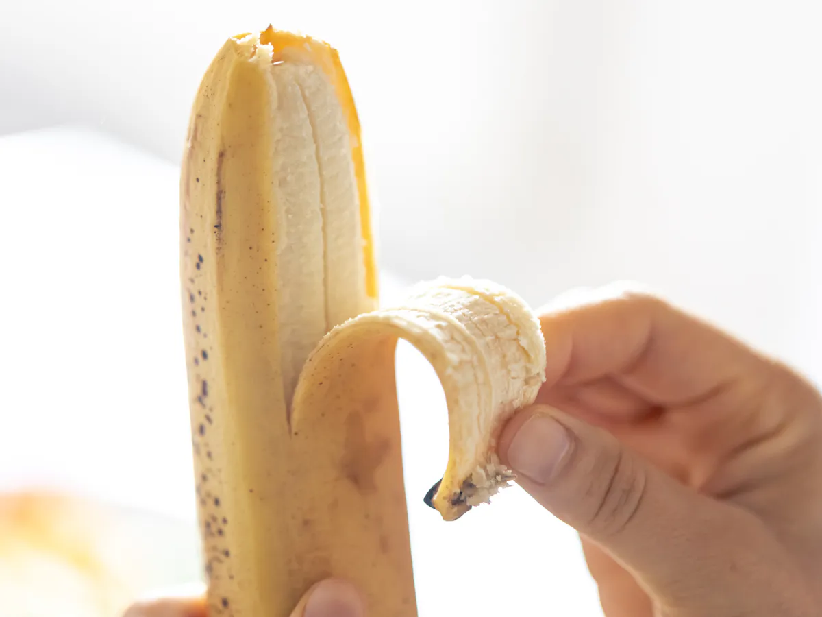 Банановую кожуру посыпаю солью — весь май не нарадуюсь своей смекалке: лайфхак для ленивых