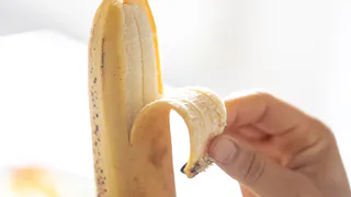 Банановую кожуру посыпаю солью — весь май не нарадуюсь своей смекалке: лайфхак для ленивых