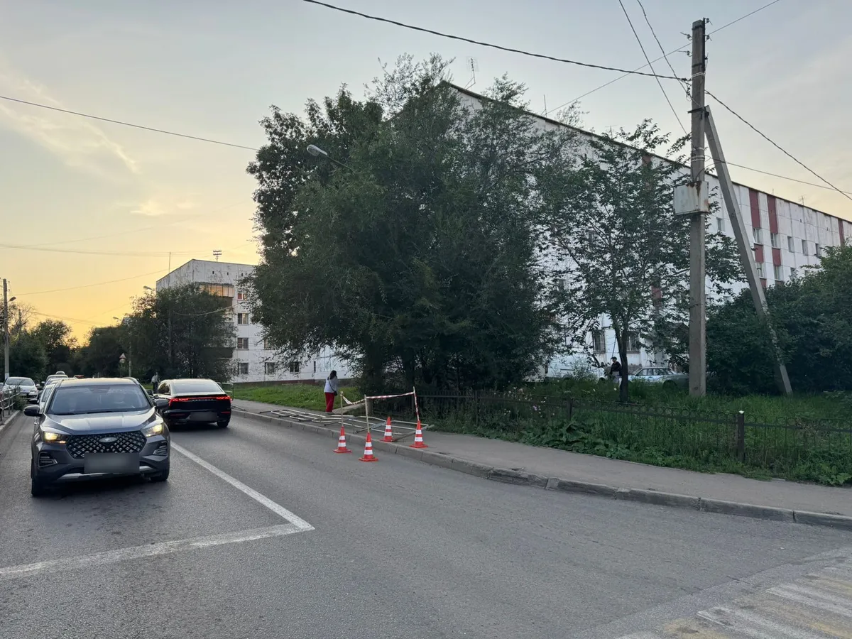 ДТП в Магнитогорске: байкер на внедорожнике сбил дорожное ограждение на пенсионерок и скрылся с места аварии