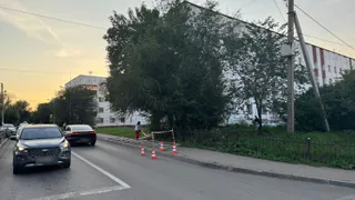 ДТП в Магнитогорске: байкер на внедорожнике сбил дорожное ограждение на пенсионерок и скрылся с места аварии