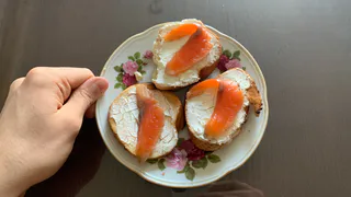 Кассир в "Светофоре" расхвалил дешёвую красную рыбу. Купила, попробовала и честно рассказываю, какая она оказалась на вкус