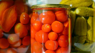 Секретный маринад «3−6−9»: огурцы получаются хрустящими, а помидоры просто растворяются во рту