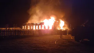 В порыве гнева житель Кузнецка поджог свой дом, чтобы он никому не достался