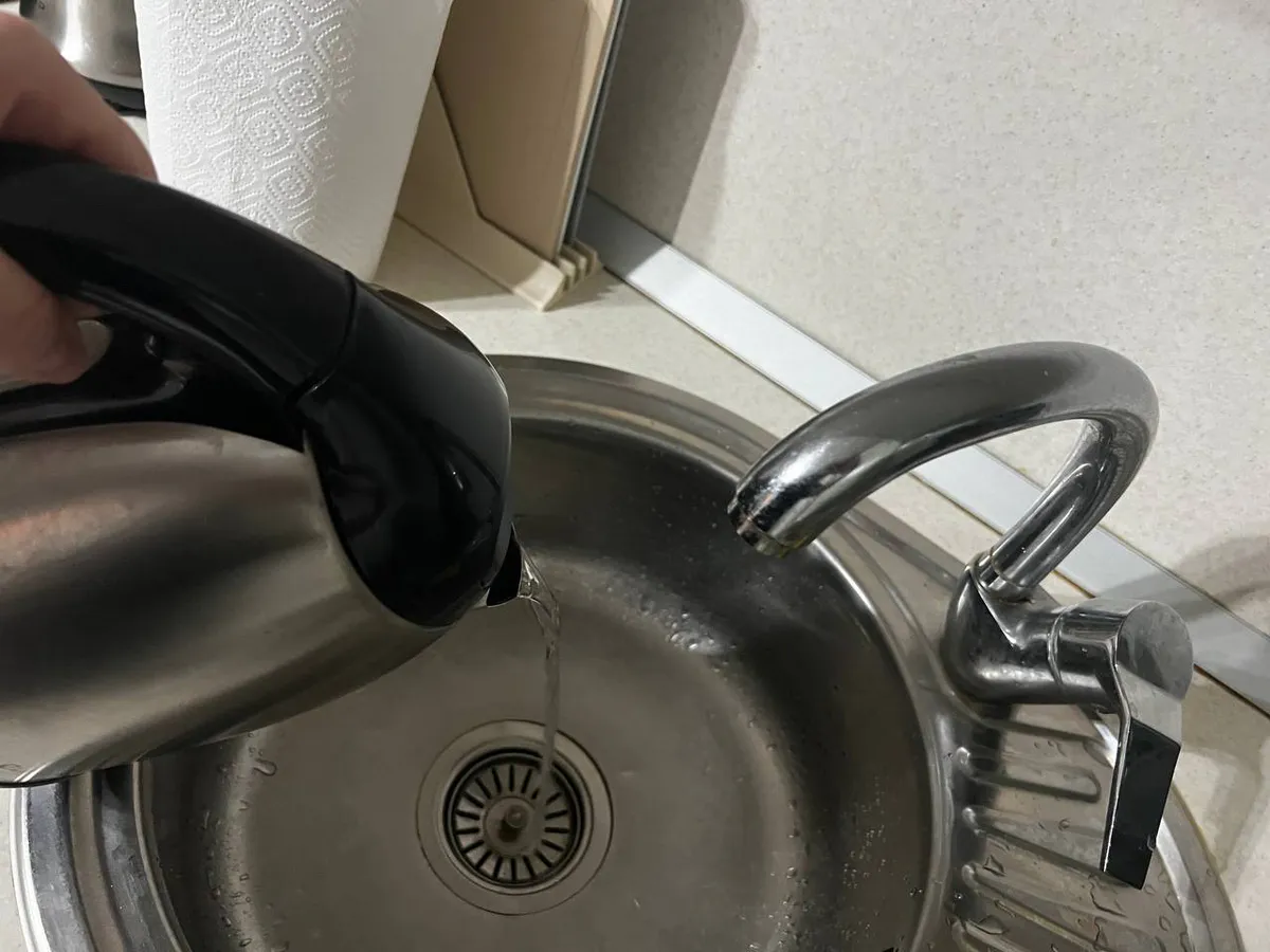 1 ложка и 1 чашка в слив: жир исчез за считанные минуты— эффективнее, чем уксус и сода