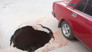 В Рязани вновь провалился асфальт. На этот раз на улице Подгорной