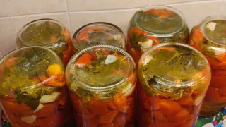 Секретный маринад «3−6−9»: огурцы получаются хрустящими, а помидоры просто тают во рту — проверенный рецепт