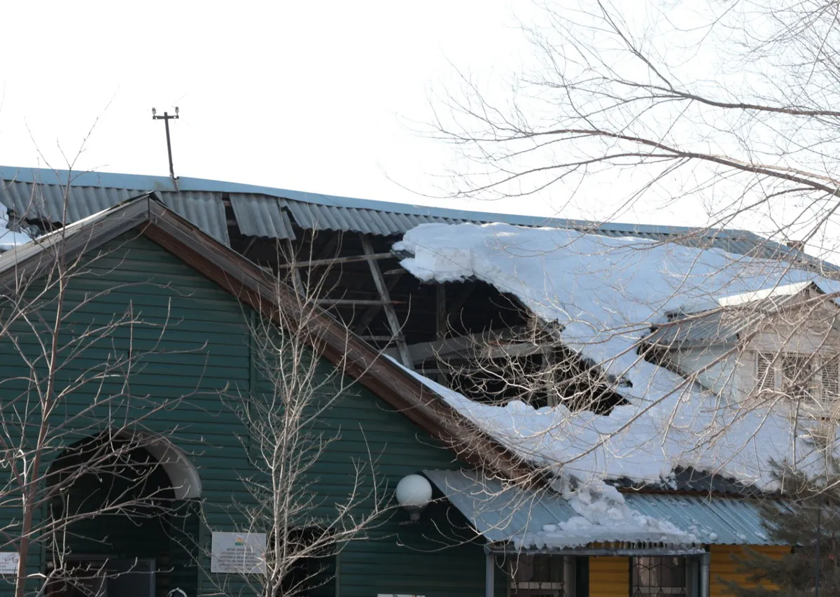 В Челябинске обрушилась крыша центра для бездомных: под завалами люди