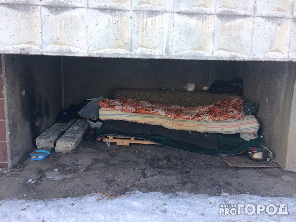 Жильцы дома по ул. Бирюзова переживают за жизнь бездомного, который живет под балконом