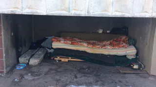 Жильцы дома по ул. Бирюзова переживают за жизнь бездомного, который живет под балконом