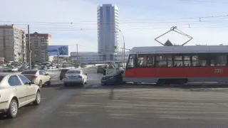 В Магнитогорске автоледи на "Шавроле" подрезала трамвай 