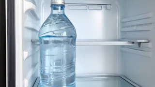 Электрик подсказал такую хитрость: бутылка с водой в морозилку – счета за электричество сразу копеечные
