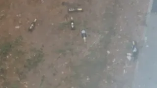 В Канищево заметили детей, бросающих вещи с крыши многоэтажки