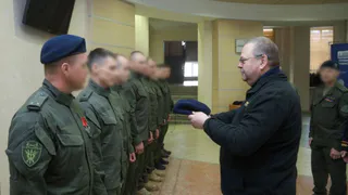 Олег Мельниченко наградил бойцов СОБР "Агат" беретами за отличие в испытаниях