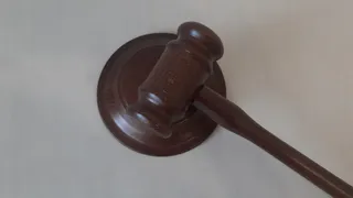 Оскорблял, давал пощечины, ударял кулаками, бил головой об холодильник