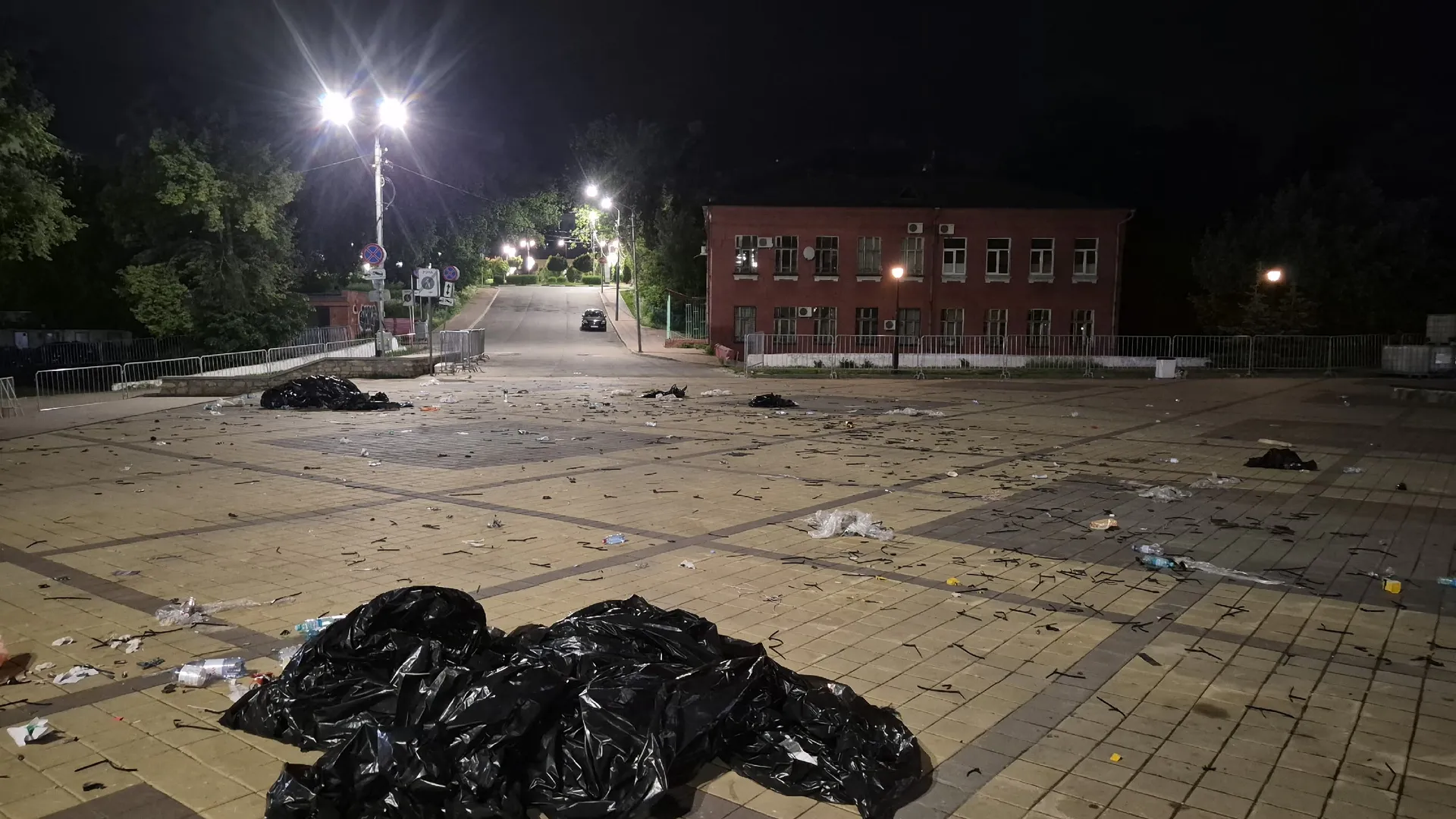 «Горы мусора перекатываются ветром»: площадь перед рязанским цирком после праздника превратилась в свалку