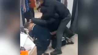 В Сасово в ТЦ засняли драку с участием трех мужчин