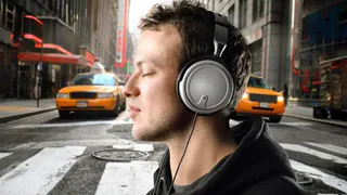 Нижнекамец предлагает ввести штраф за наушники при переходе дороги