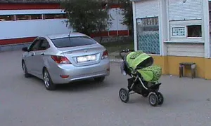 Коляску на Керамзаводе опрокинул пенсионер, попавший под колеса автомобиля