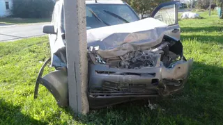 Девушка за рулем Рено врезалась в столб