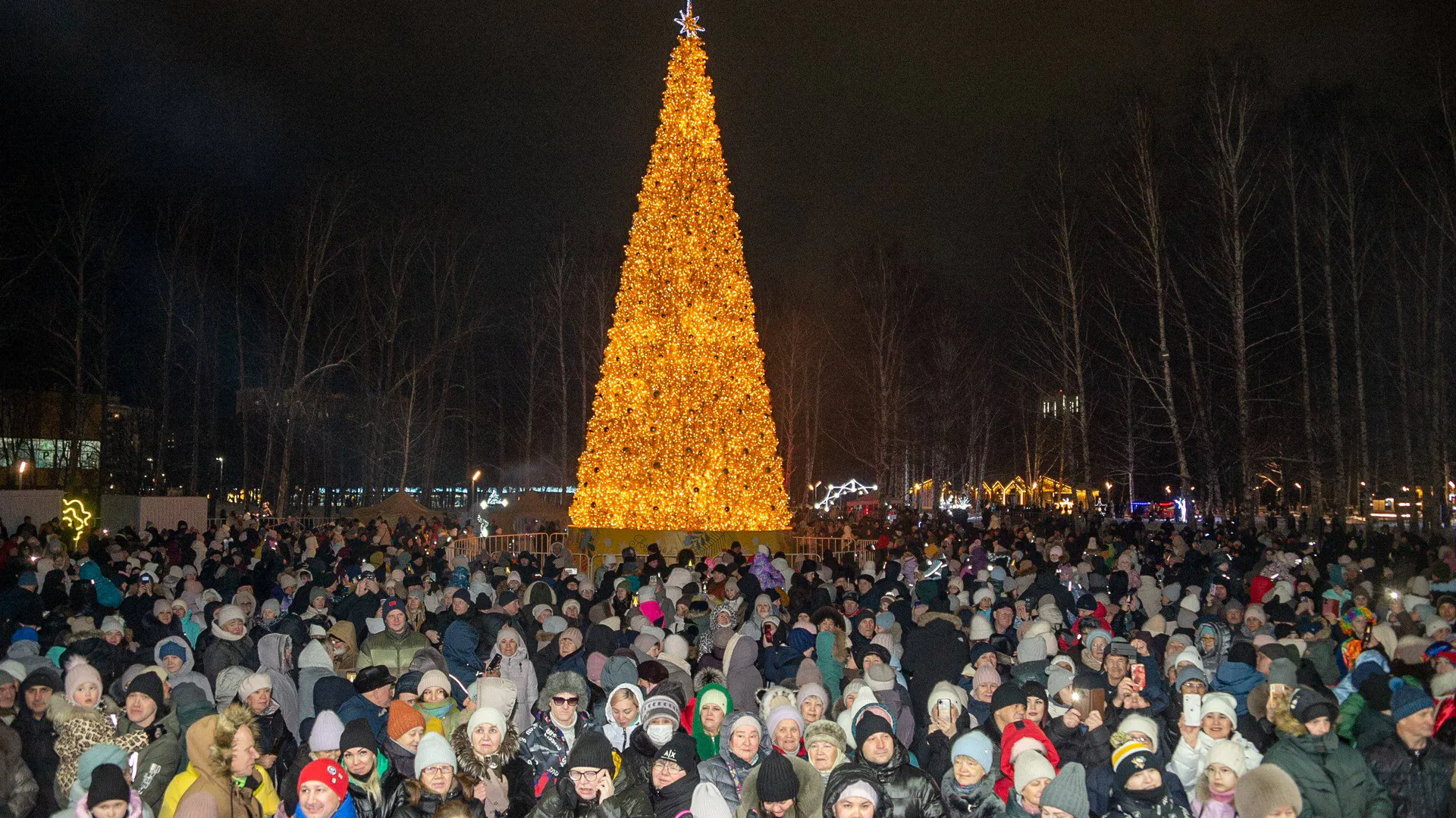 В Нижнекамске зажгли главную ёлку после красочного шествия Дедов Морозов, праздник собрал 1500 человек