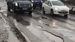 Асфальт тает со снегом: рязанка записала разгромный ролик о городских дорогах