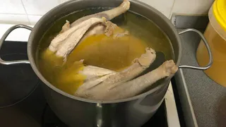 За час «выгоняю» всю химию и антибиотики из магазинной курицы. 2 проверенных совета работника мясокомбината