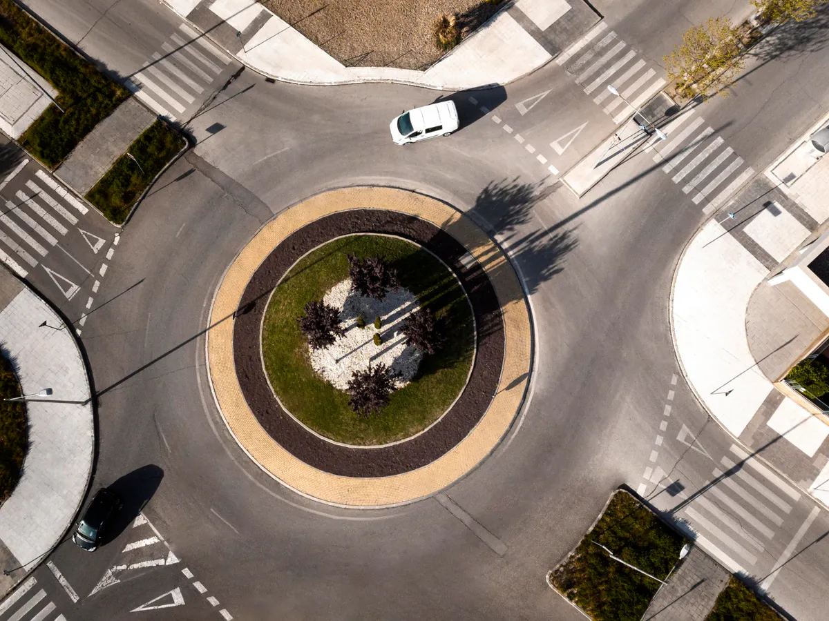 Верховный суд разъяснил: какой поворотник нужно включать водителю при въезде на кольцо — правый или левый