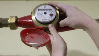 Устанавливать счетчики жителей города просят мошенники