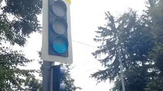 На улице Фокина рядом с домом номер 96 неработающий светофор угрожает жизни и здоровью людей