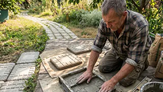 Бетон и кирпич в прошлом - умные дачники нашли новый материал для садовых дорожек: ни трещин, ни луж, ни скольжения